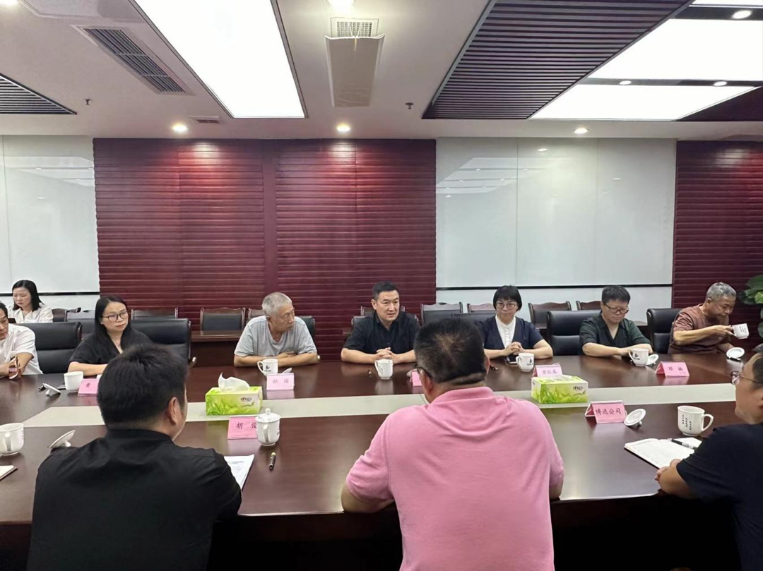 9月3日，四川美術(shù)學(xué)院黨委常委、副院長王朝剛一行蒞臨我司。此次來訪圍繞四方塊文旅商業(yè)街區(qū)項(xiàng)目建設(shè)進(jìn)行指導(dǎo).png